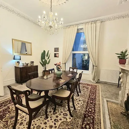 בית נופש Period Newly Renovated Great Neighbourhood