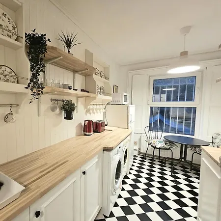 Period Newly Renovated Great Neighbourhood *