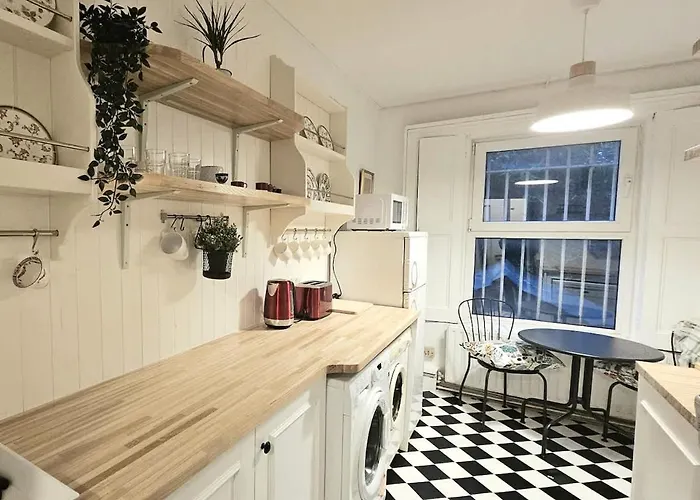 Period Newly Renovated Great Neighbourhood *